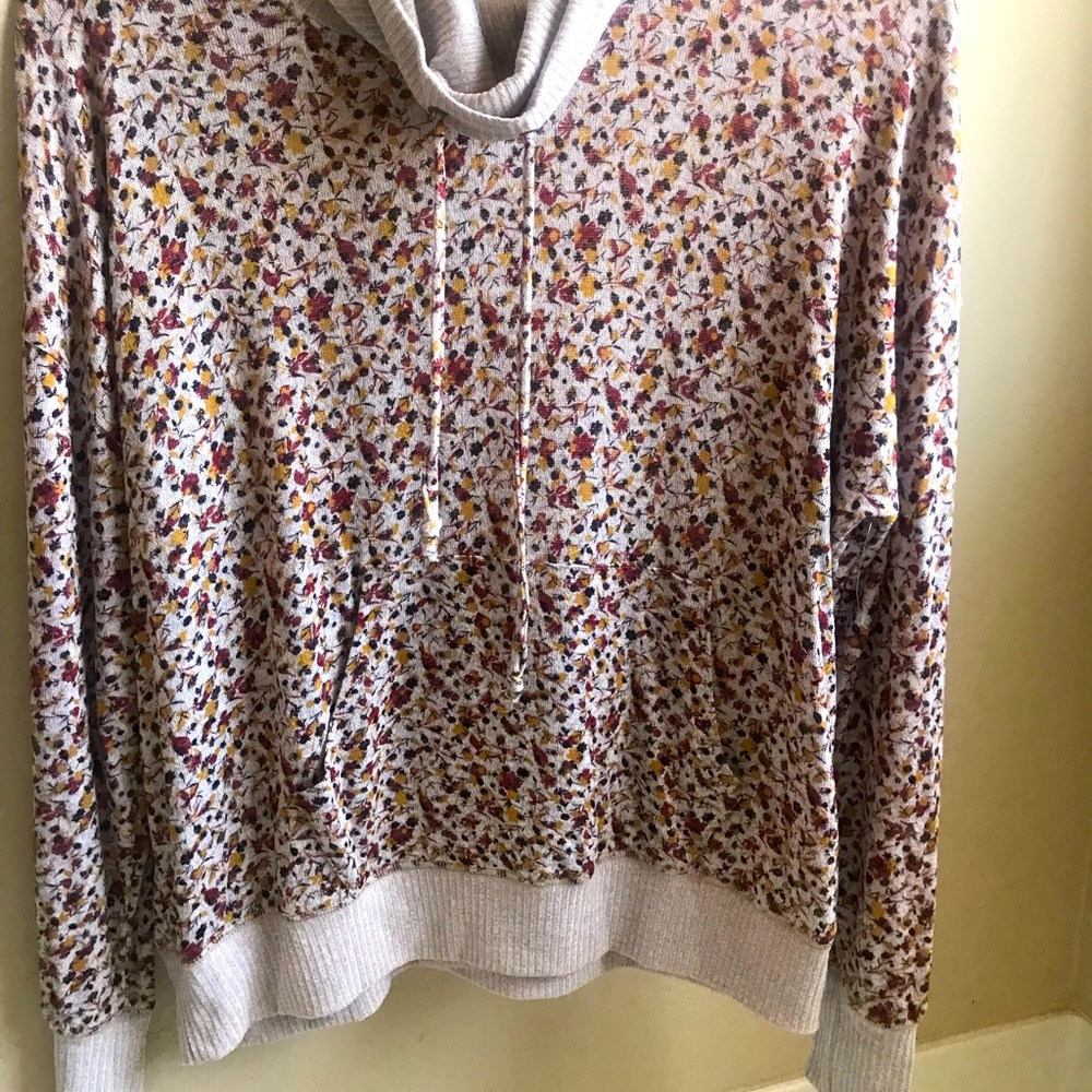 Never worn/new Taylor & Sage hoodie with scoop neck and fall floral print 🖤